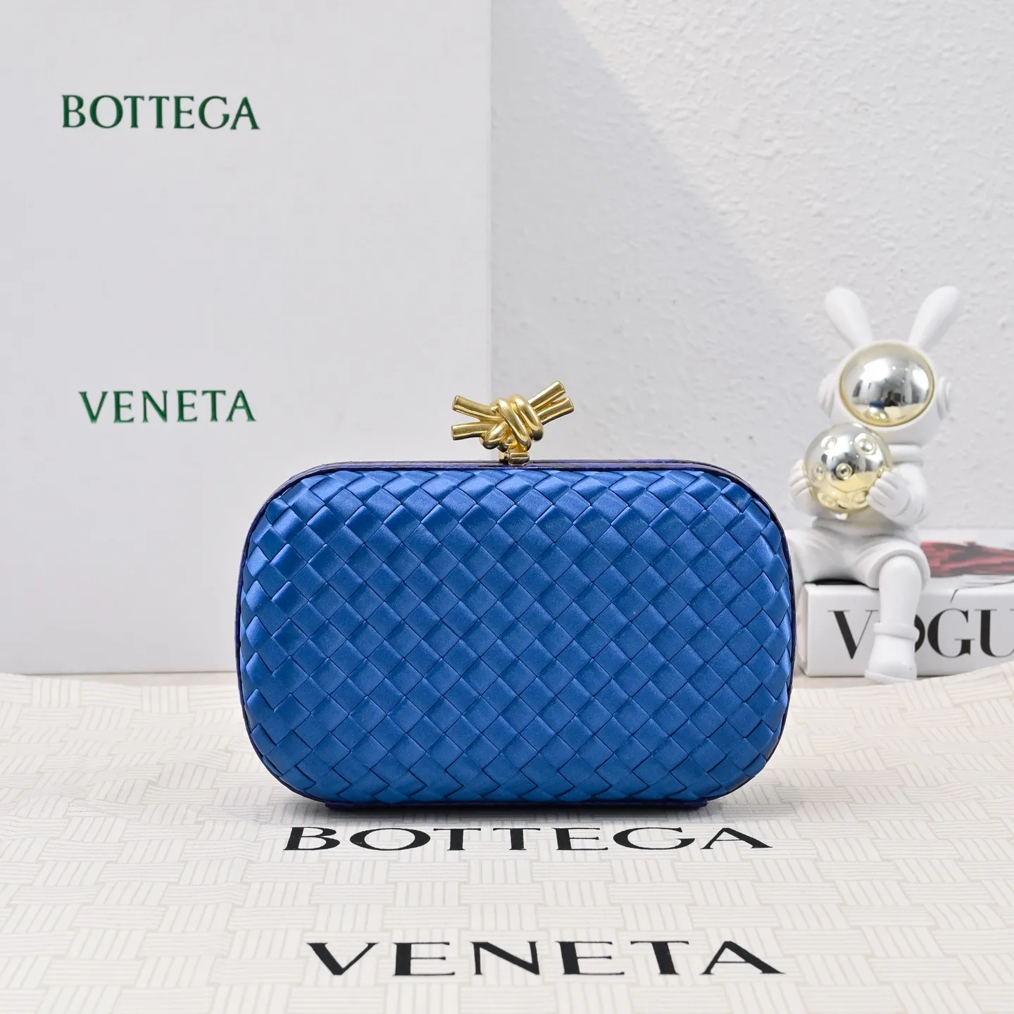 Batch 1460 #BV Knot woven evening bag series ~ Each bag reveals exquisite elegance💫Iconic classic silk weaving➕snake skin trimming with knot buckle, soft and delicate feel. The design is small and exquisite, low-key without logo, elegant and elegant. Paired with evening dress or cheongsam, it has the atmosphere of a famous and wealthy lady. Full of aura and invincible texture💃 Model: 7622 Dimensions: 20x12x5.5